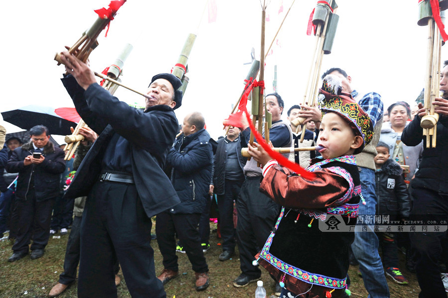盛装欢聚在一起,参加吹芦笙,跳踩堂舞,对山歌,唱侗戏等民俗文化活动