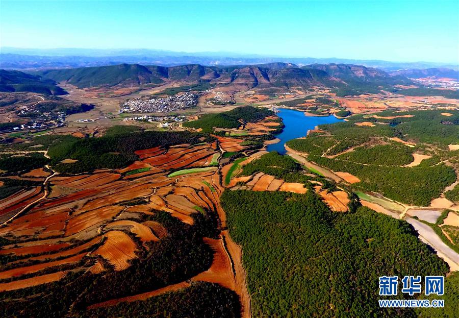 俯瞰秀美的云南省曲靖市马龙县山乡,一栋栋农民新居拔地而起,即将播种