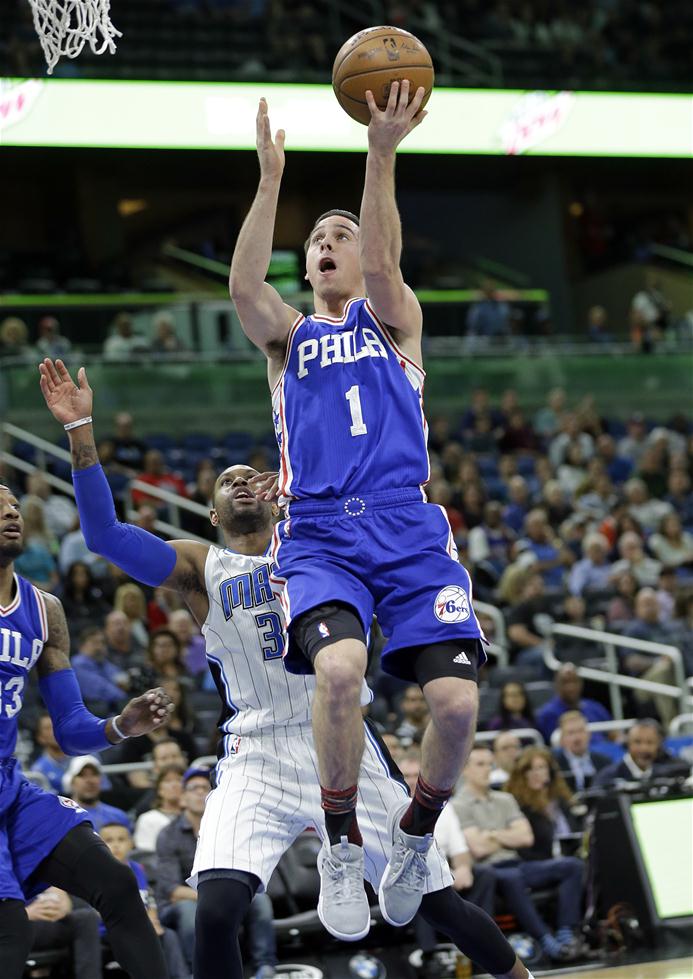 2月9日,76人队球员麦康奈尔(右)在比赛中上篮.