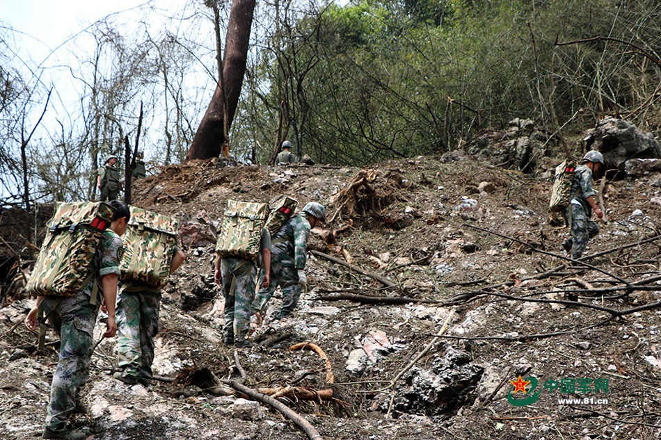 用生命检验:他们手拉手走过雷场每一个角落