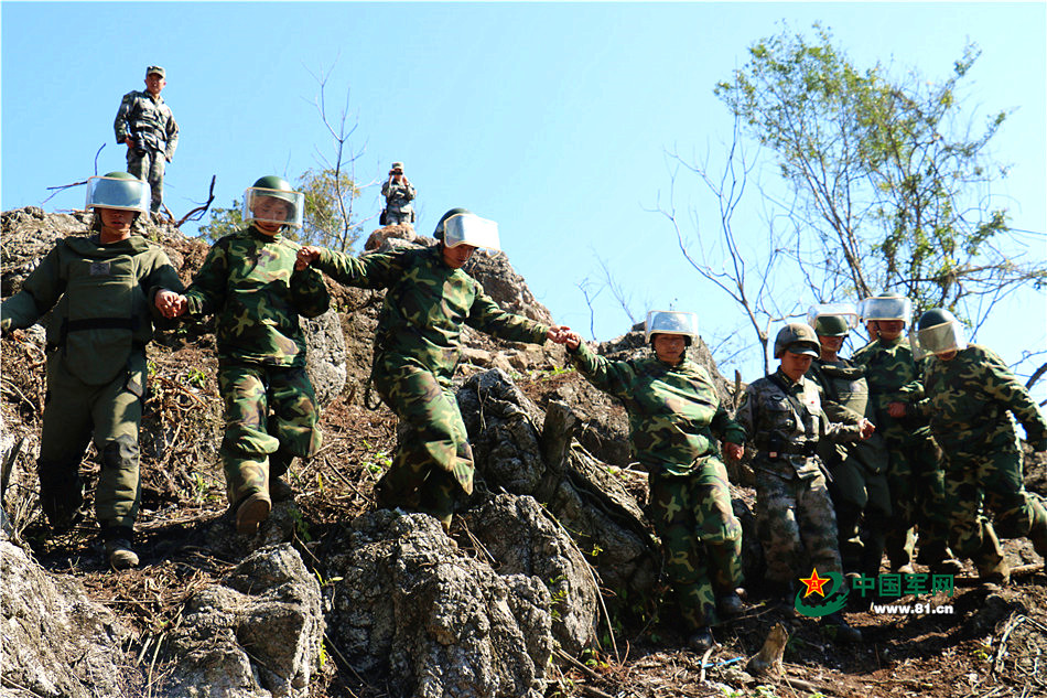 用生命检验:他们手拉手走过雷场每一个角落