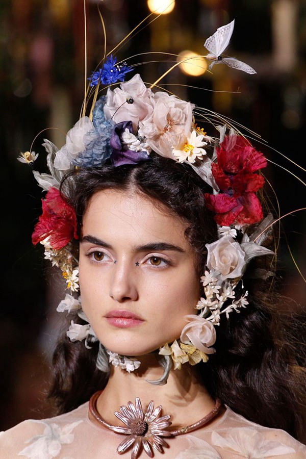 christian dior仙气飘飘, 别致梦幻的头饰无疑是一大亮点. ?