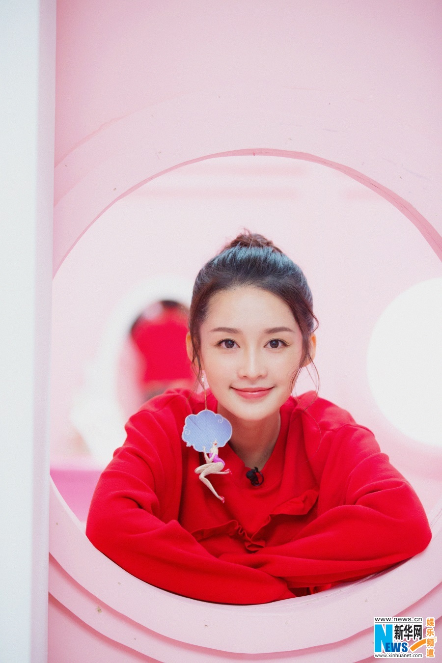 李沁甜美亮相综艺节目 古灵精怪满满少女力