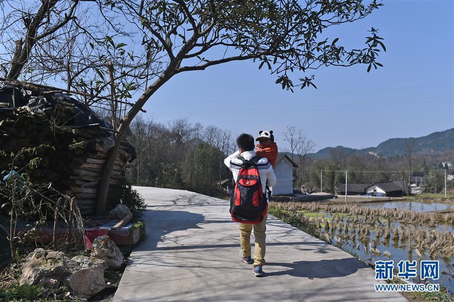 最温情的牵挂:3岁的告别与33岁的出发