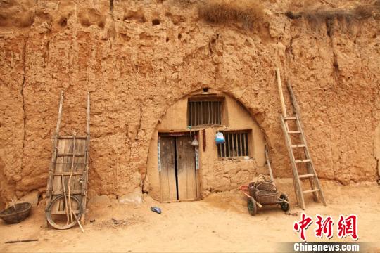 中新网兰州2月15日电 (杨玉林 李锦)新春时节,甘肃庆城县的农村别样