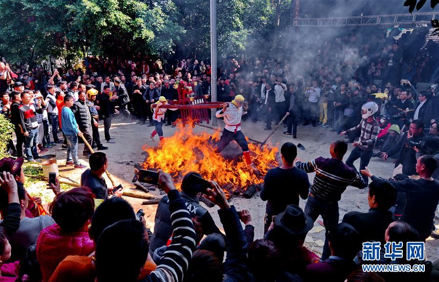 福建莆田上演"赤脚踩炭火"