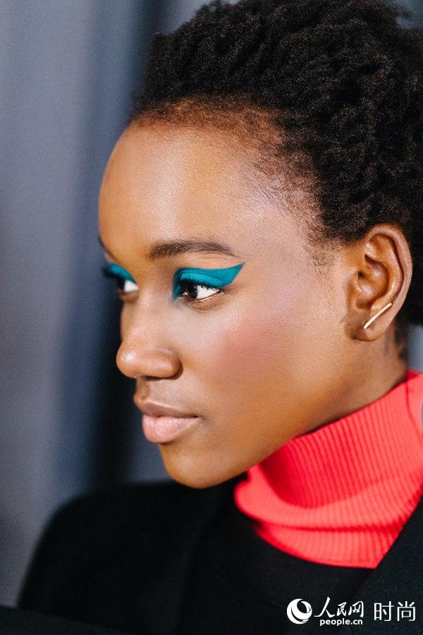 2017秋冬纽约时装周 夸张眼线致敬80年代