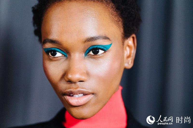 2017秋冬纽约时装周 夸张眼线致敬80年代
