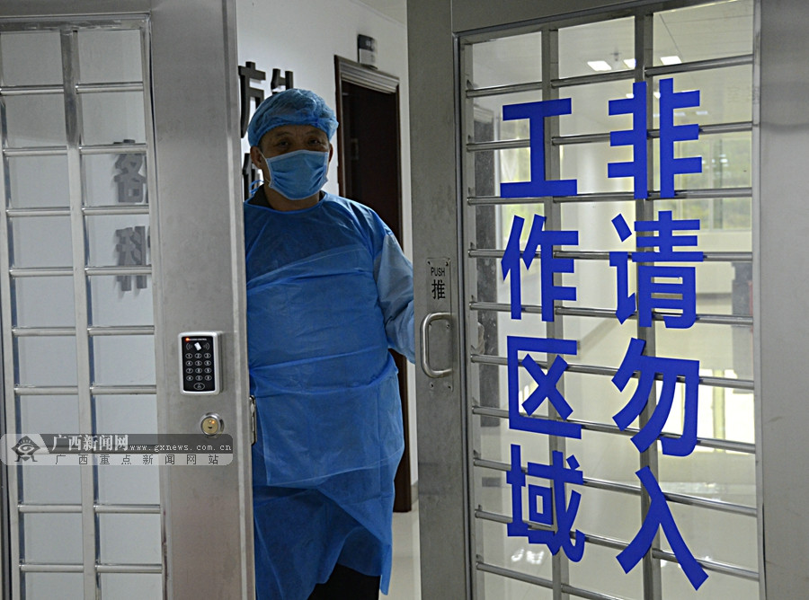 未经允许,任何人不得进入法医实验室.每一起检测都必须细致如发.