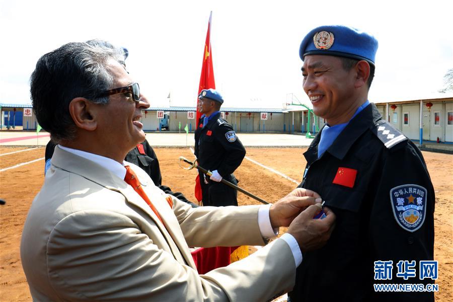 (国际)(1)中国第四支赴利比里亚维和警察防暴队全体队员获和平勋章