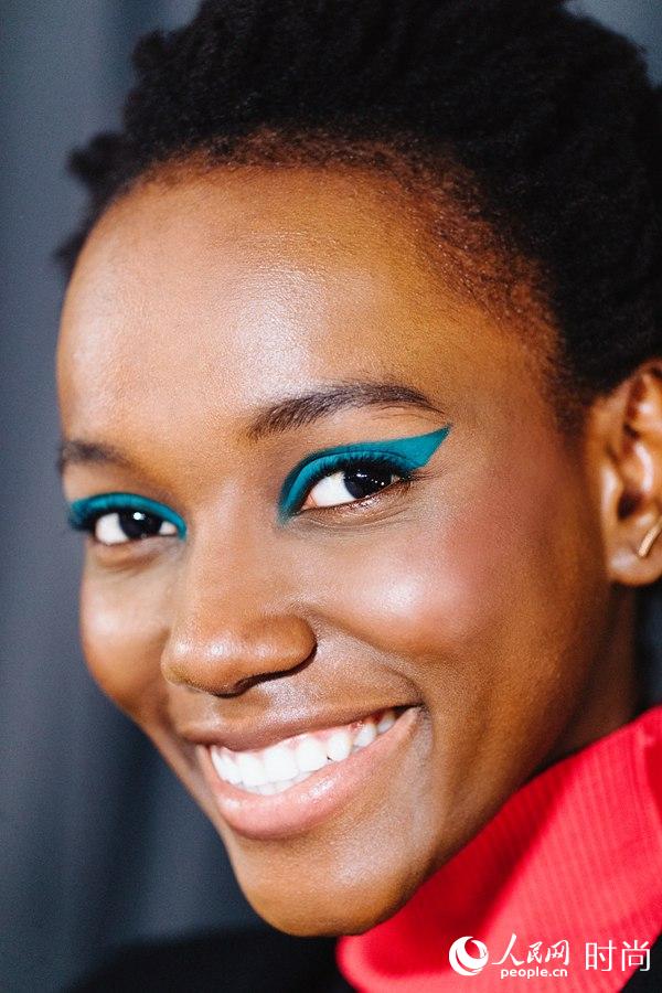 2017秋冬纽约时装周 夸张眼线致敬80年代