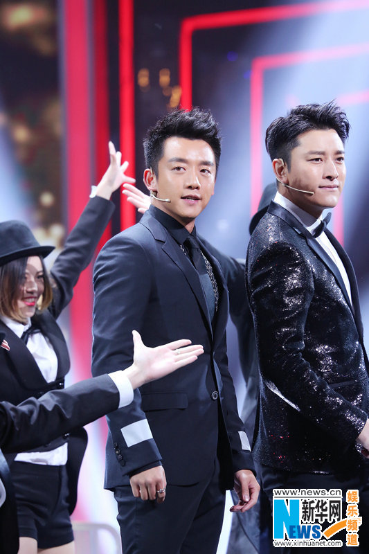 当天由郑恺和贾乃亮合作的一首盛典主题曲《苹果很忙》揭开盛典