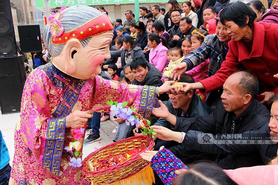 花婆也来助兴此次抢花炮活动哦!广西新闻网记者 严江萍 摄
