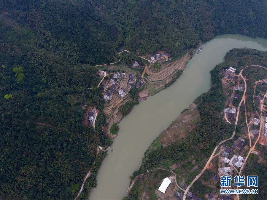 空中俯瞰广西岑溪市波塘镇杨亦村黄华河.