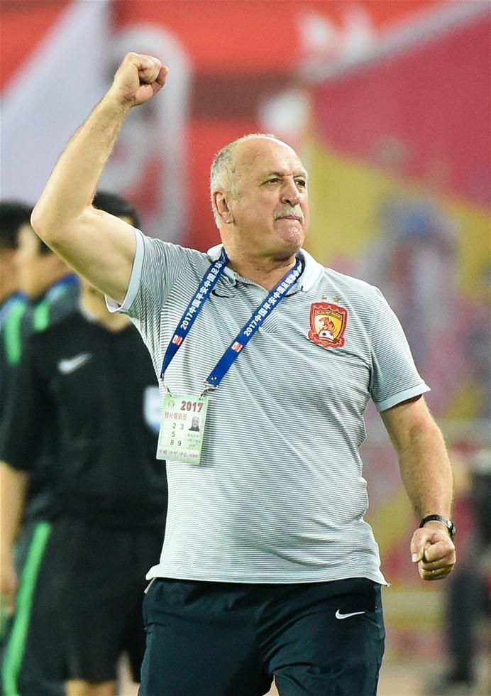 3月5日,广州恒大队主教练斯科拉里庆祝胜利.