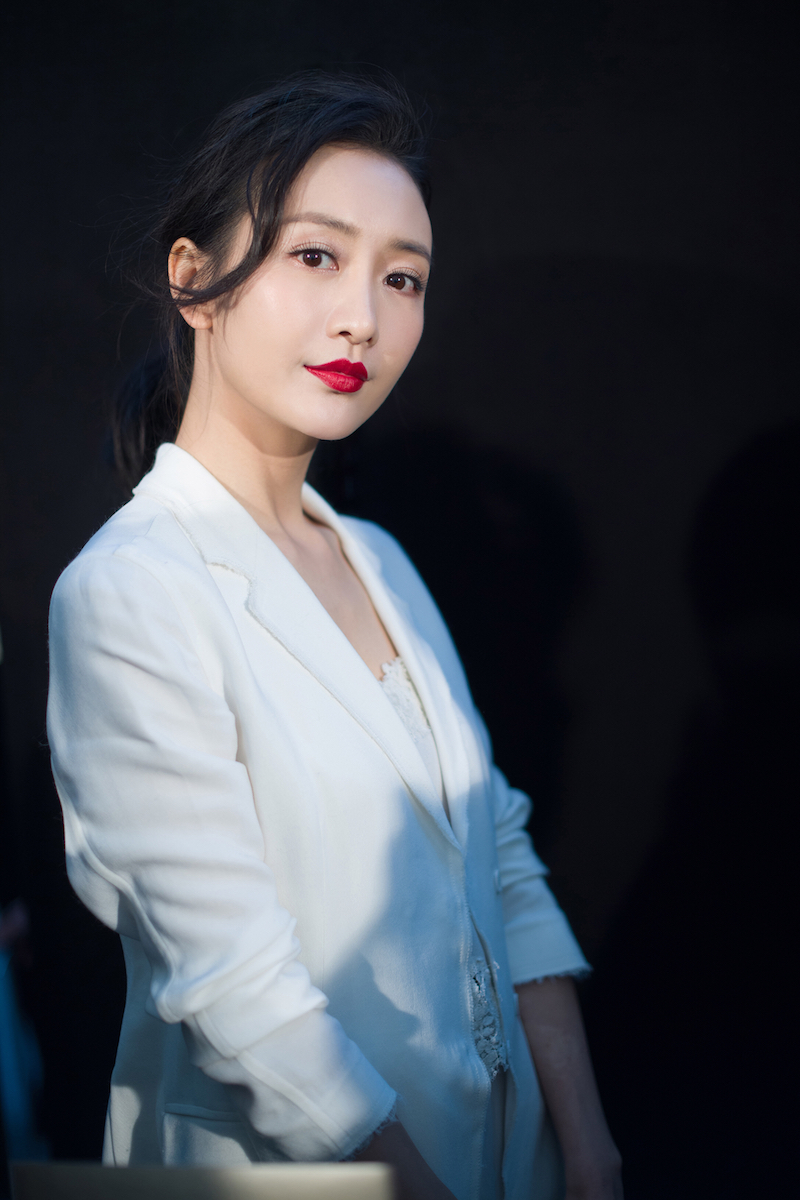 王鸥西服搭配蕾丝阔腿裤现身夏姿陈秀场