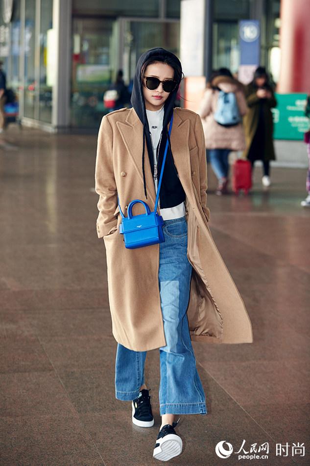 孙怡最新机场街拍曝光酷劲十足走路带风
