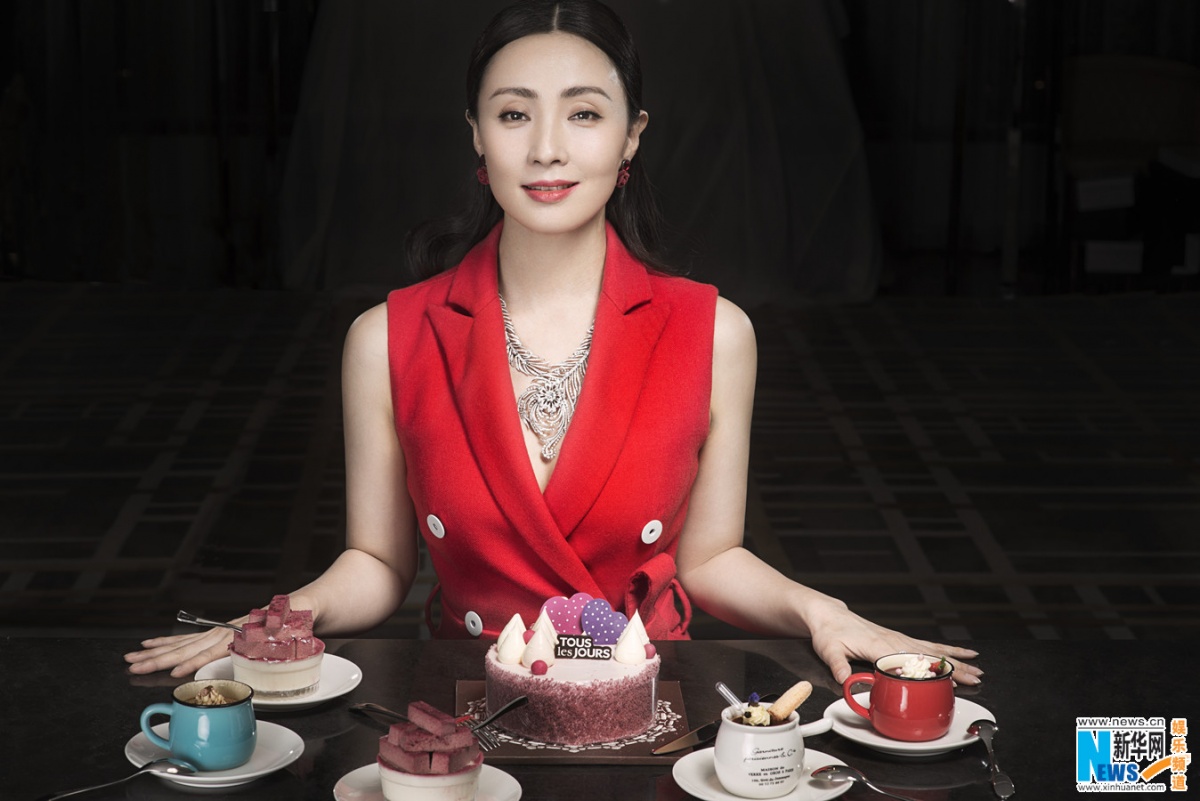 小陶虹写真春意盎然 笑容甜美展优雅气质