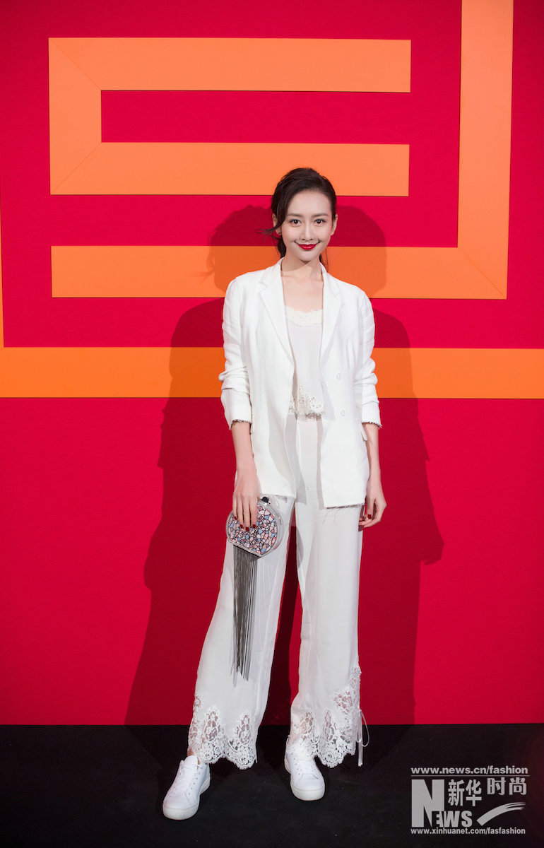 王鸥西服搭配阔腿裤现身夏姿陈秀场法式优雅