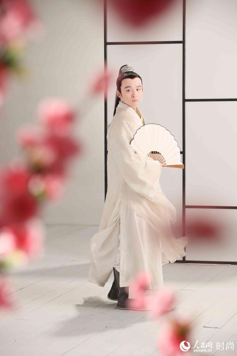 董子健《高能》白衣飘飘儒雅洒脱似书生 (2)