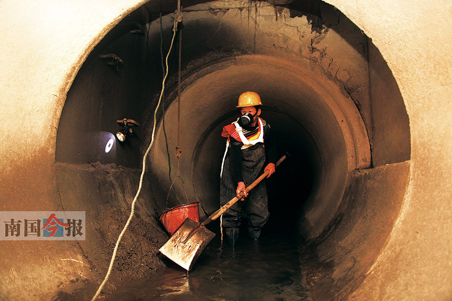 清淤工人在管道内工作.