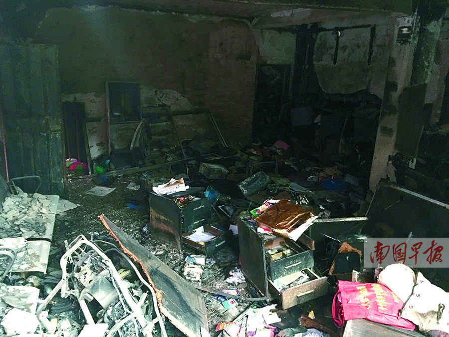 南宁一社区办公室燃起大火 事发前正准备搬迁(图)