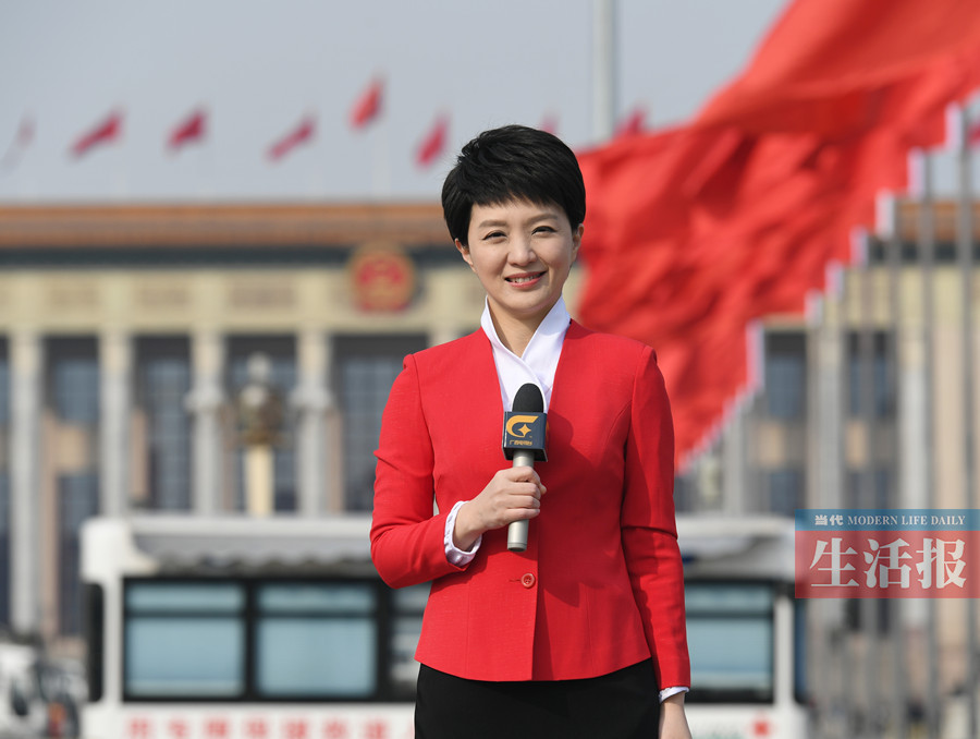 广西电视台主持人在人民大会堂前报道十二届全国人大五次会议.