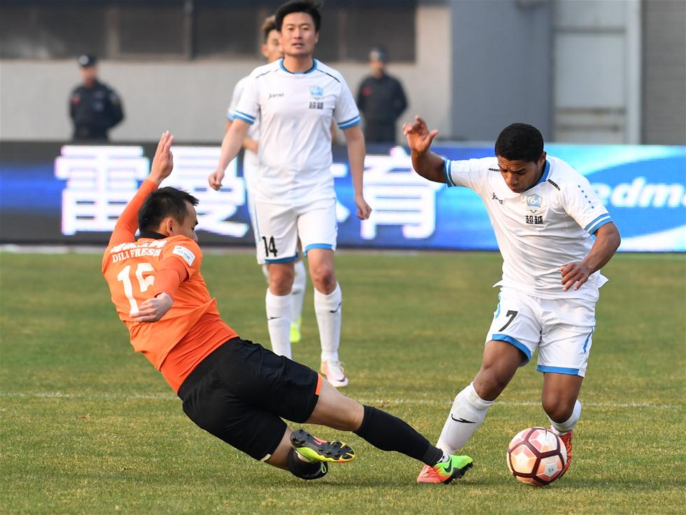 3月16日,大连超越队球员查尔顿(右)在比赛中突破.