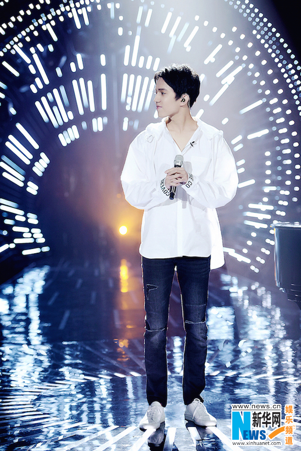 《歌手》迪玛希舞台造型曝光 玩转简约黑白风 (3)