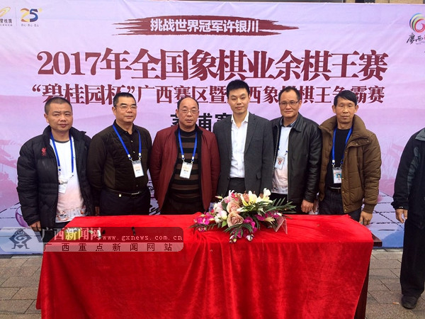 比赛结束,中国象棋世界冠军许银川(左四)与选手合影.