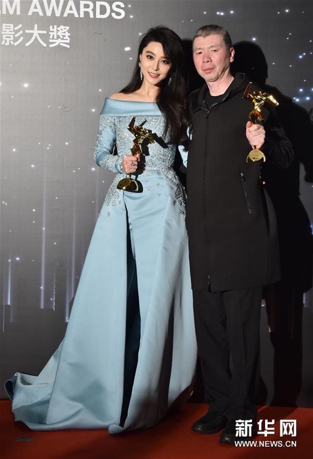 获得最佳女主角的范冰冰及最佳电影《我不是潘金莲》的导演冯小刚在