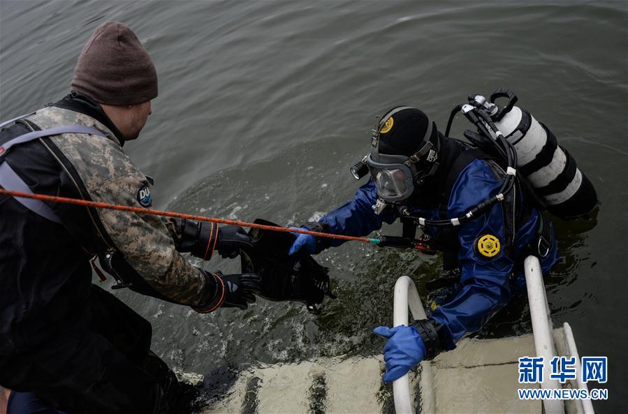 俄罗斯救援船展示救援作业