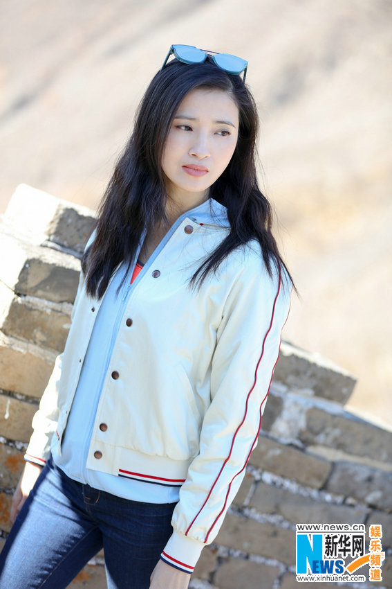 龚蓓苾曝长城look照 学院风装扮尽现早春气息 (3)