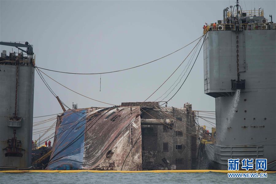 韩国世越号沉船打捞工作继续进行