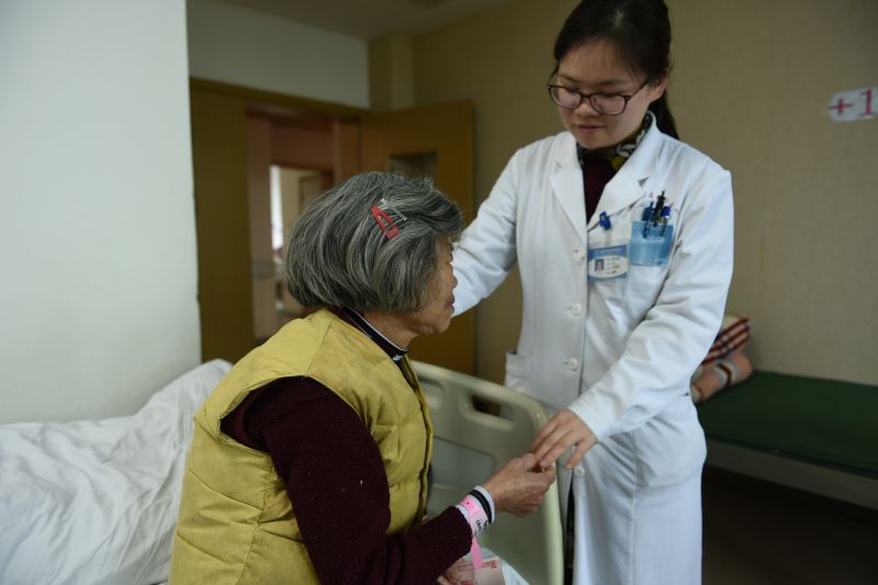 哪怕看不清仍想拥抱你 南大附属眼科医院上演医患情深