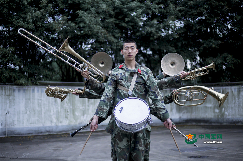 训练之余,军乐队队员们摆出千手观音的造型,以此来展示他们手中的乐器