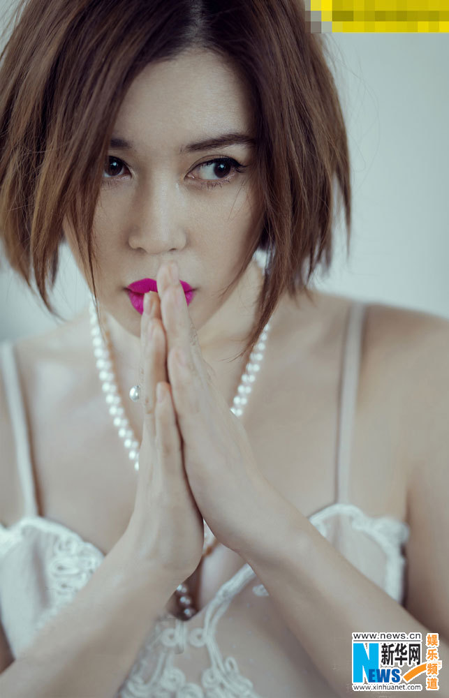 余男钢筋森林"玩街拍" 气场全开hold住各种造型