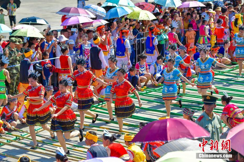 海南黎苗同胞千人齐跳竹竿舞欢庆三月三