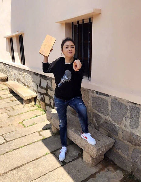 蒋欣4月1日,蒋欣工作室在微博晒出一组蒋欣街头拿板砖的搞怪照片.