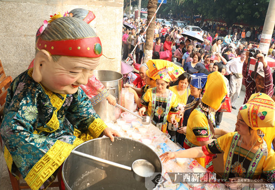 花婆粥寓意着多福多寿,吸引大量当地居民和游客前来品尝.