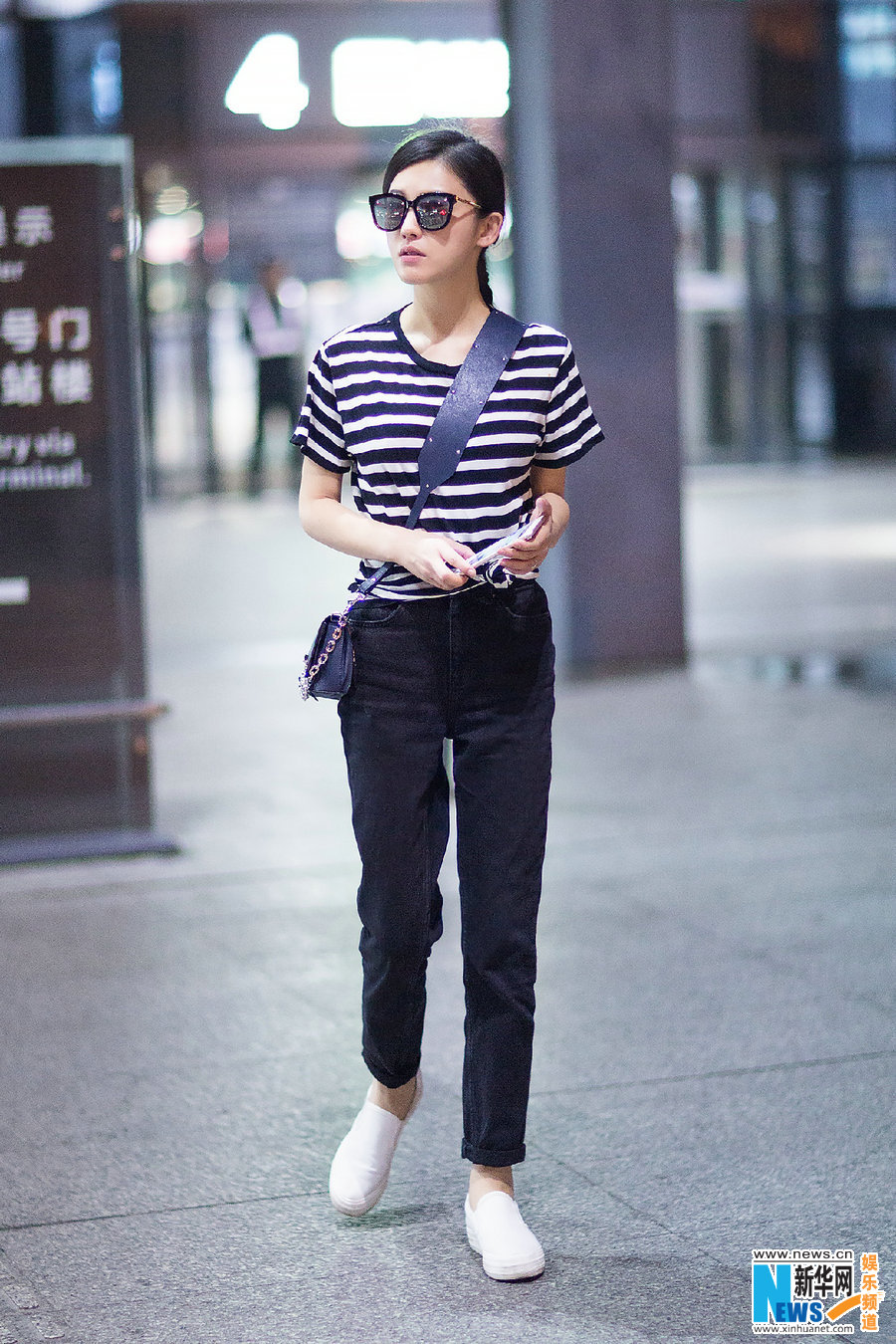杨子姗条纹t恤现身机场 实用搭配简单清新
