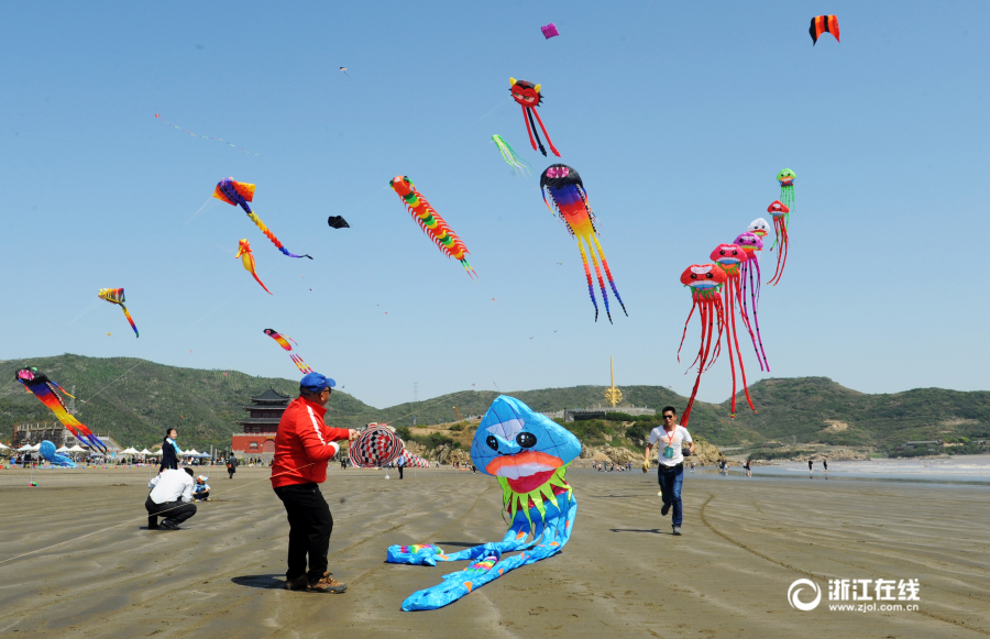 比赛选手正在放飞挂件风筝.