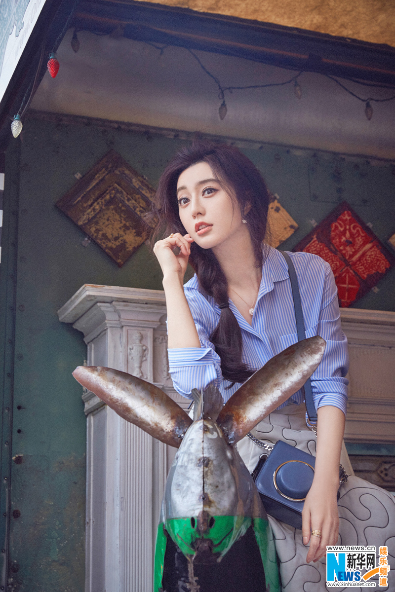 范冰冰着衬衫白裙出游 笑容灿烂开启萌属性