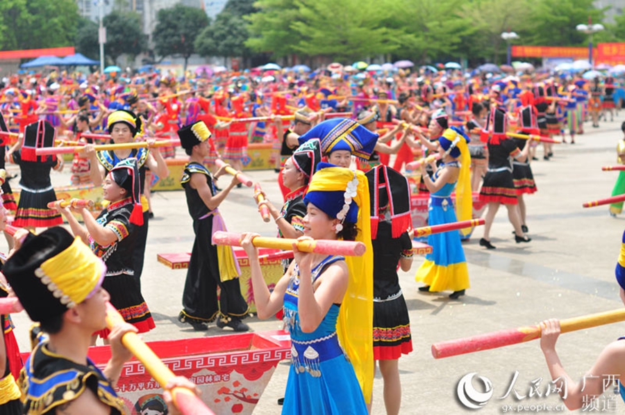 广西天等上演千人打榔舞组图