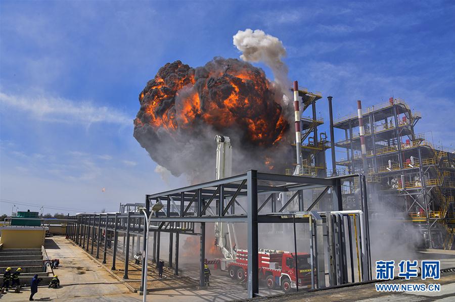 4月21日,甘肃省公安消防总队消防人员在演练扑灭"火灾".