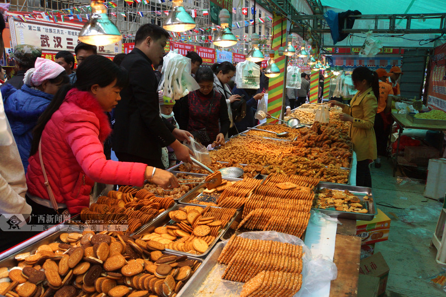 那坡各式美食涌现风流街 群众大饱口福眼福(组图)