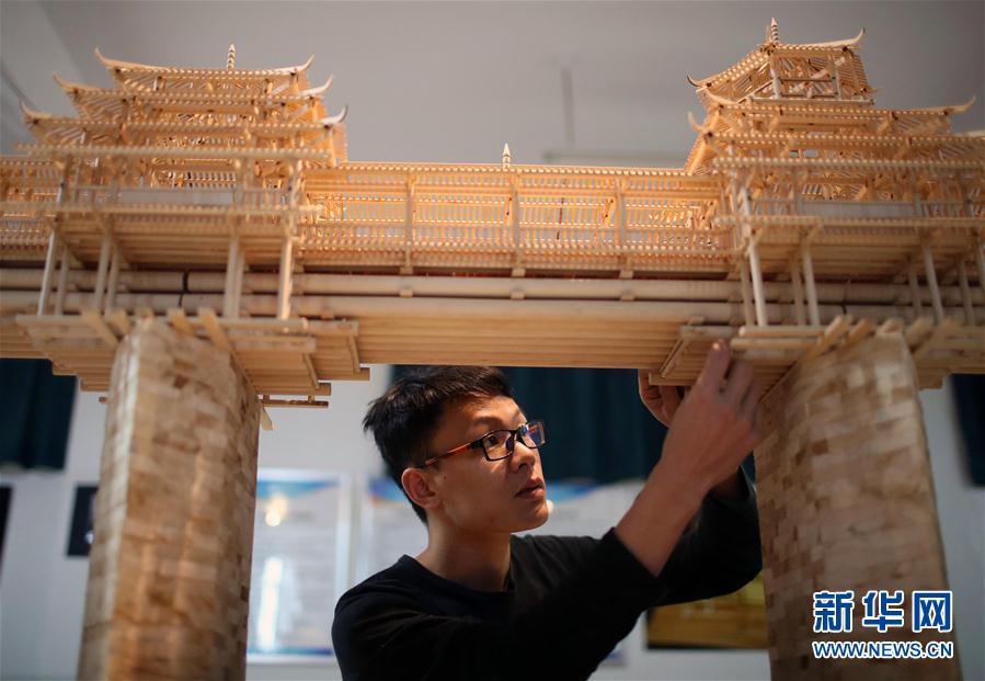 桂林大学生手工打造木质"程阳风雨桥"