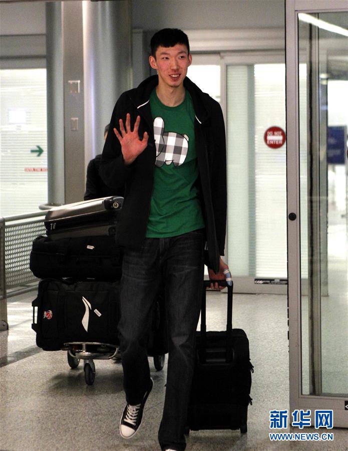 周琦抵达休斯敦 (2)