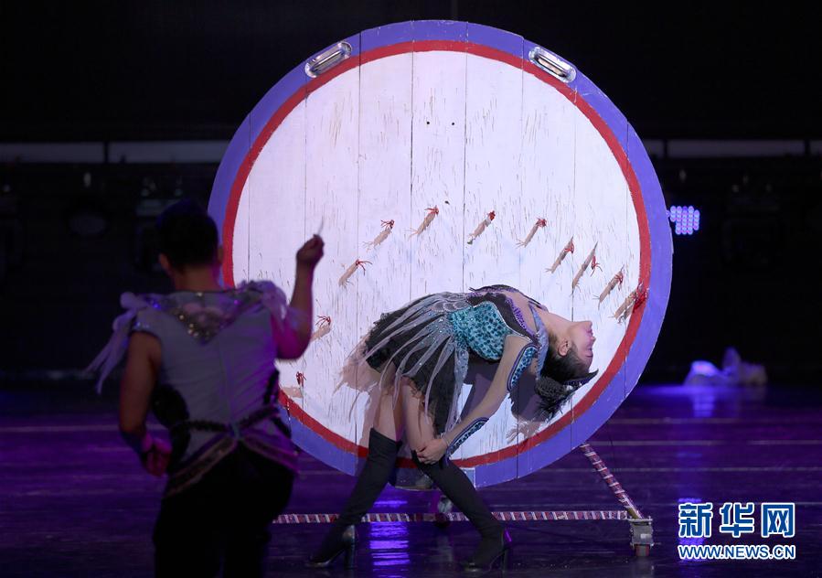 馨彤(右)和巴君在湖南张家界魅力湘西大剧院的舞台上表演飞刀杂技