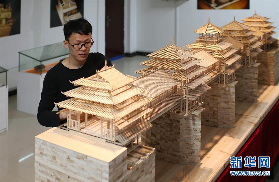 桂林大学生手工打造木质"程阳风雨桥"